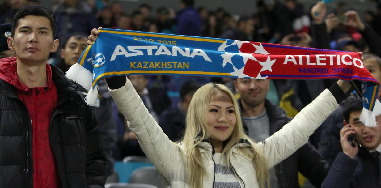 La Champions inizia di pomeriggio, ad Astana, dove l&#39;Atletico Madrid rimane congelato sullo 0-0. L&#39;immagine pi bella della partita? Questa tifosa kazaka... Epa